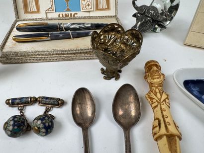 Lot d'objets de vitrine comprenant :
- miniature...