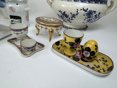 Important lot en faïence et porcelaine polychrome...