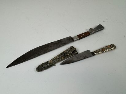 Petite dague et stylet en métal et bois.
L....
