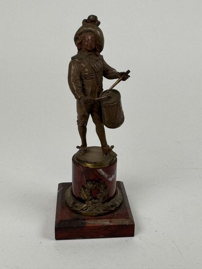École, fin XIXe.
Le tambour.
Petit sujet...