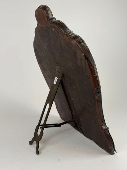 Miroir de table en métal argenté ciselé à...