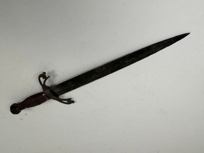 Petite dague en métal, la garde ajourée.
L....