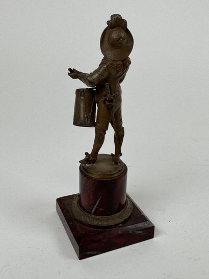 École, fin XIXe.
Le tambour.
Petit sujet...