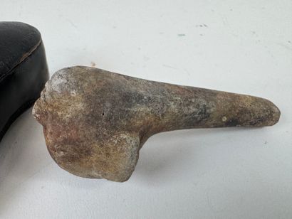 Lot d'objets de vitrine comprenant :
- une...