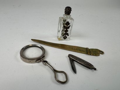 Lot d'objets de vitrine comprenant :
- Georges...