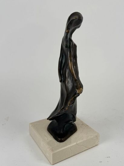 SERN (XXe).
Femme à la robe.
Sujet en résine...