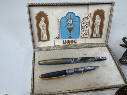 Lot d'objets de vitrine comprenant :
- miniature...