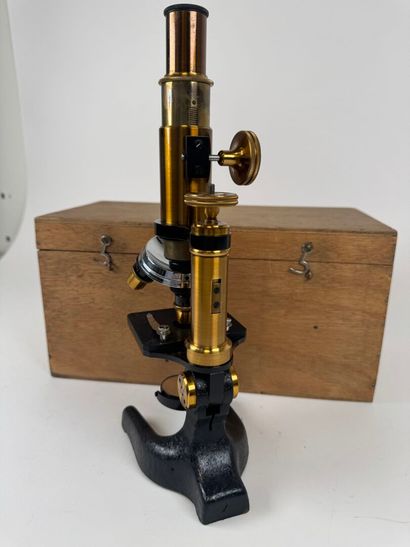 LEMARLDELEY à Paris.
Microscope en laiton...