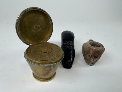 Lot d'objets de vitrine comprenant :
- une...