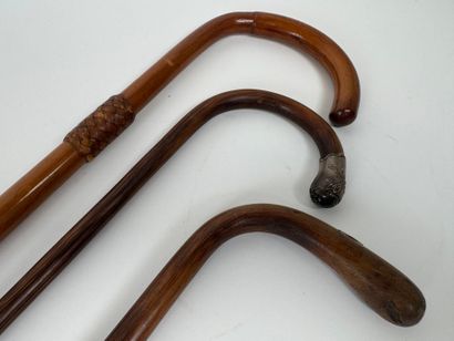 Trois cannes en bois et bambou, l'une avec...