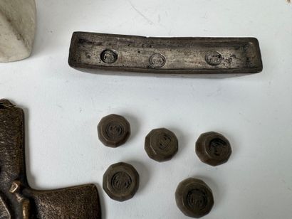 Lot d'objets de vitrine comprenant :
- une...