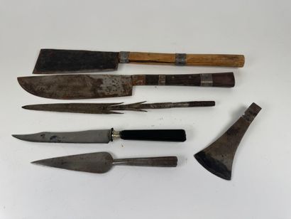 Lot de haches et flèches en métal et bois.
L....