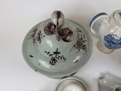 Important lot en faïence et porcelaine polychrome...