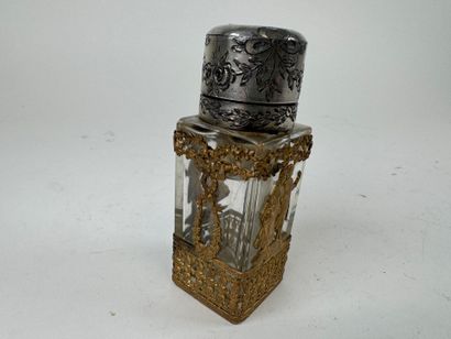 Flacon à parfum en verre, la monture en laiton...