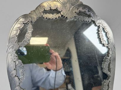 Miroir de table en métal argenté ciselé à...