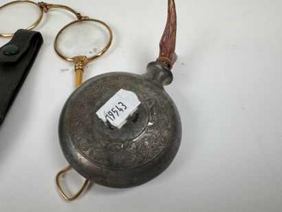 Lot d'objets de vitrine comprenant :
- une...