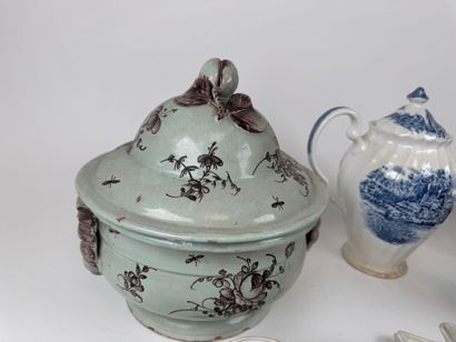 Important lot en faïence et porcelaine polychrome...