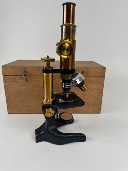 LEMARLDELEY à Paris.
Microscope en laiton...