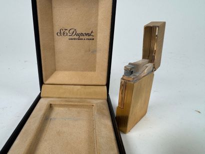 S.T. DUPONT à Paris.
Briquet en métal doré.
1,5...