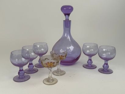 Partie de service à liqueur en cristal coloré...