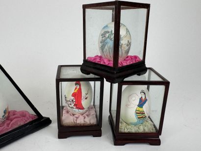 ASIE, XXe.
Petite collection d'œufs peints...