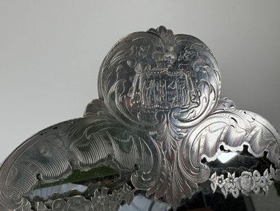 Miroir de table en métal argenté ciselé à...