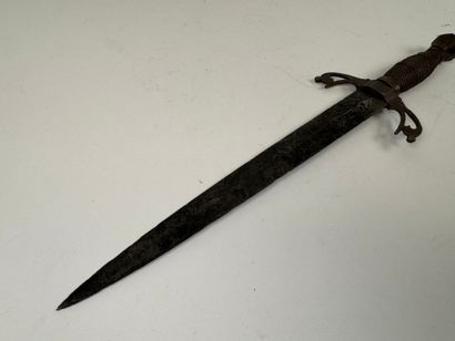 Petite dague en métal, la garde ajourée.
L....
