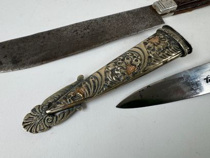 Petite dague et stylet en métal et bois.
L....