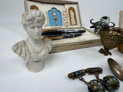 Lot d'objets de vitrine comprenant :
- miniature...