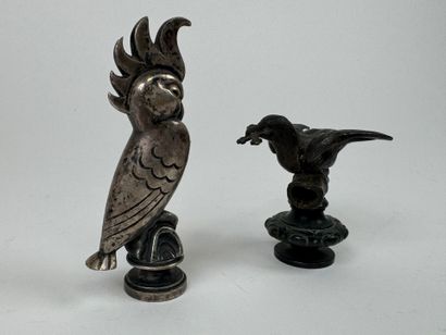 Deux cachets en bronze argenté à décor d'un...