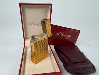 S.T. DUPONT à Paris.
Briquet en métal doré...