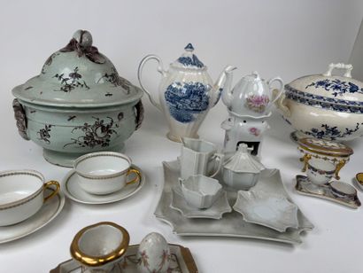 Important lot en faïence et porcelaine polychrome...