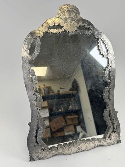 Miroir de table en métal argenté ciselé à...