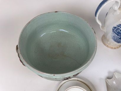Important lot en faïence et porcelaine polychrome...