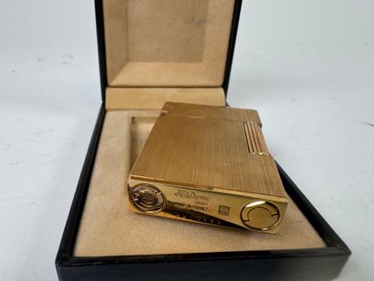 S.T. DUPONT à Paris.
Briquet en métal doré.
1,5...