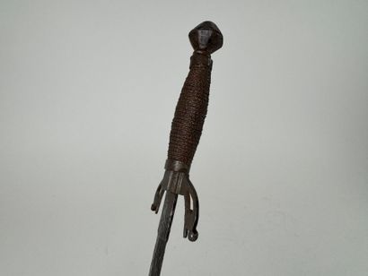 Petite dague en métal, la garde ajourée.
L....
