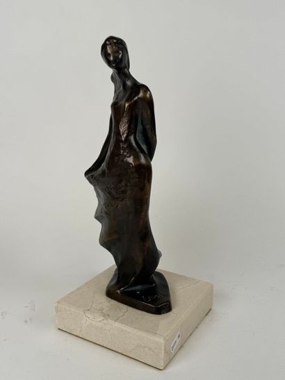 SERN (XXe).
Femme à la robe.
Sujet en résine...