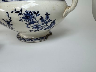 Important lot en faïence et porcelaine polychrome...