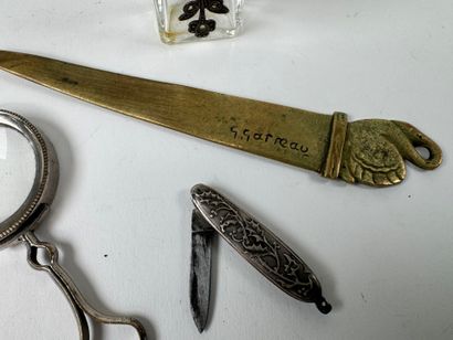 Lot d'objets de vitrine comprenant :
- Georges...