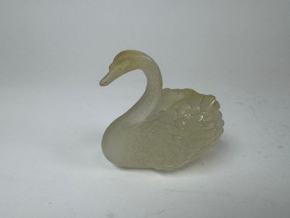 DAUM France. 6.5 x 8 x 5 cm pâte de verre...