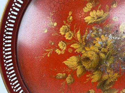 Circular tray in red and gold lacquered metal...