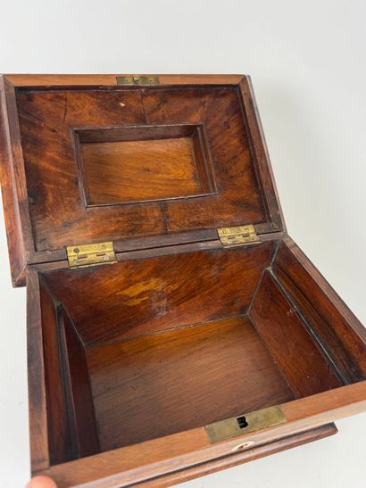 Wood and veneer chest in the shape of a sarcophagus.
Restoration...