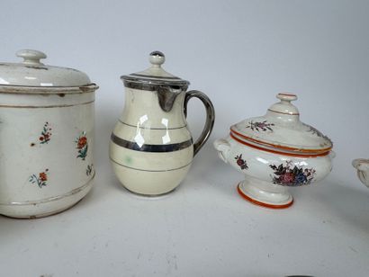 LANGEAIS.
Seven cream and silver earthenware...