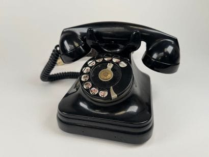 Bakelite telephone with square base. 15 x...