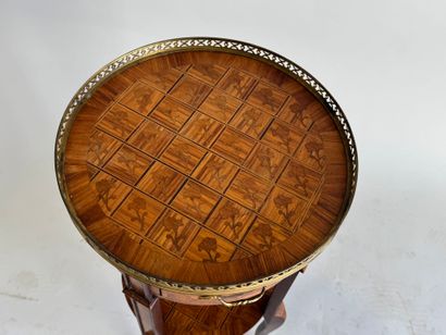 Flying table in wood and marquetry opening...