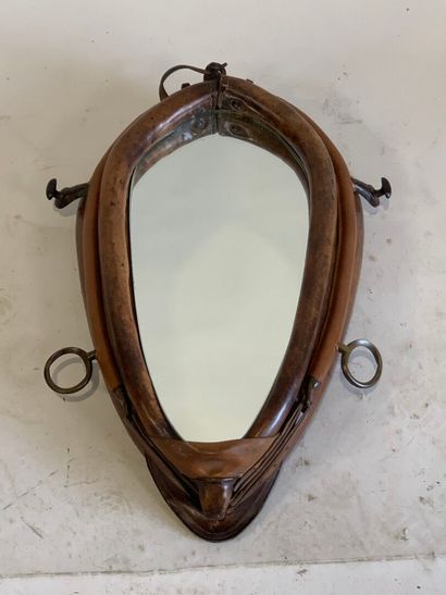 Brown leather and glass mirror.
60 x 40 ...