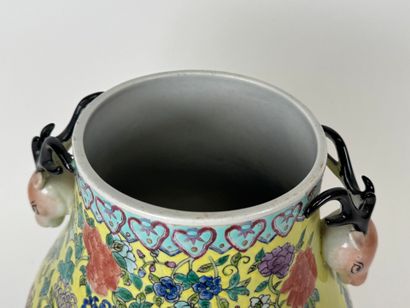 CHINA, 20th century
Polychrome porcelain...