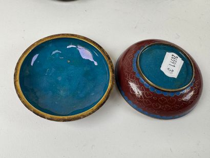 ASIA, 20th century.
Lot in cloisonné brass...