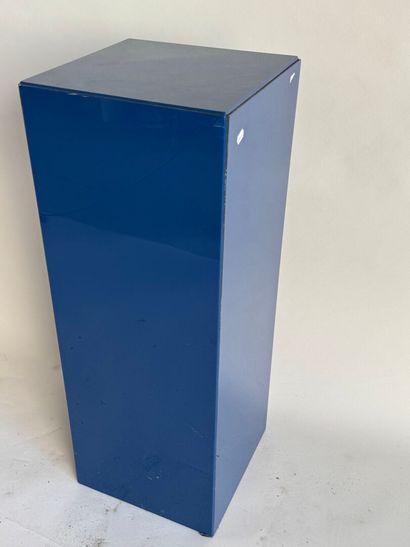 Sheath in blue lacquered wood with square...