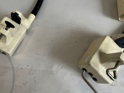 SINGER. 
Two desk lamps in cream lacquered...